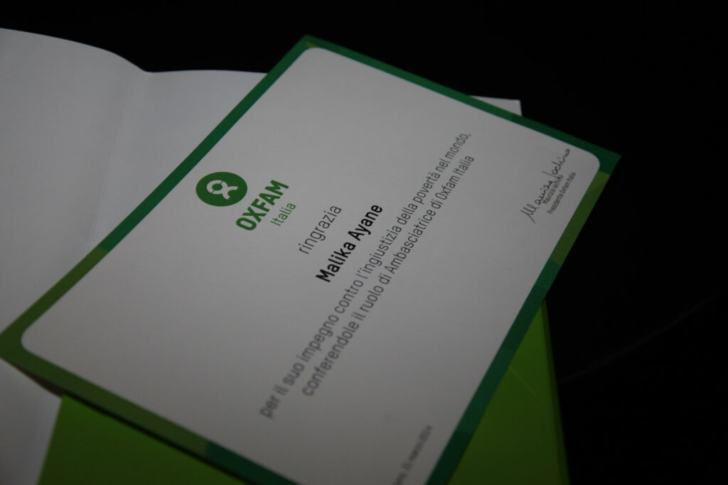 L'attestato di Ambasciatrice Oxfam a Malika Ayane