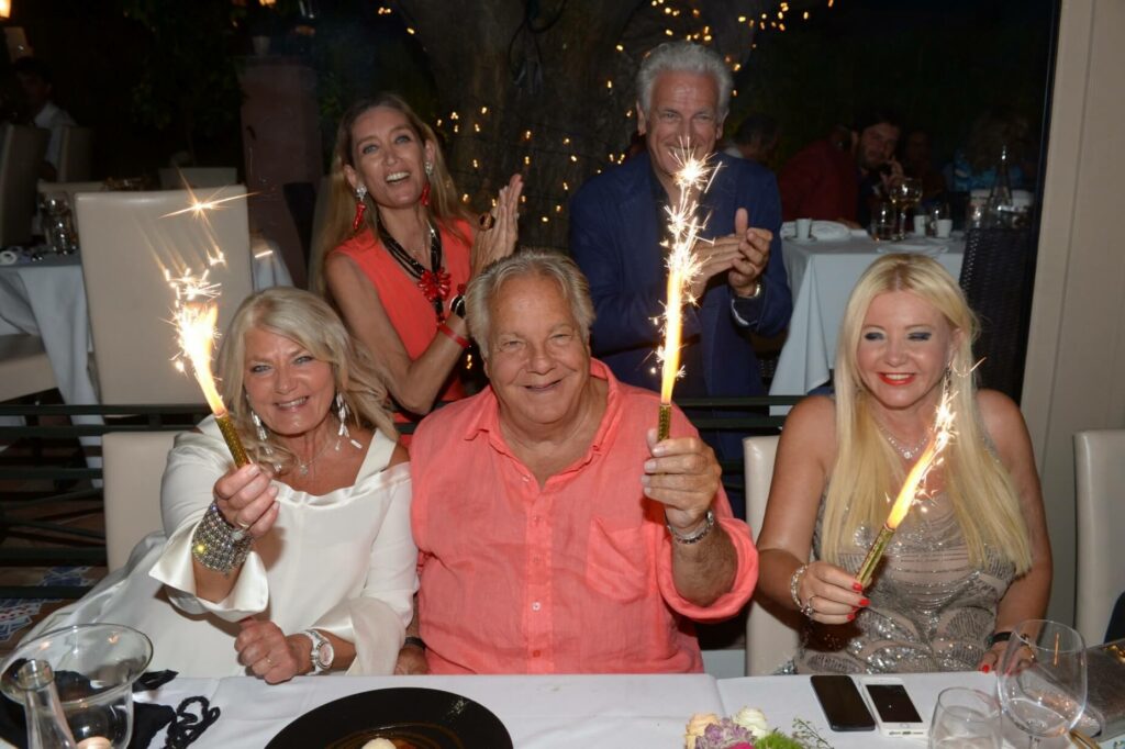 Adriano e Laura Morino Teso festeggiano i compleanni di Hillary Recordati, Massimo Gargia e Monika Bacardi