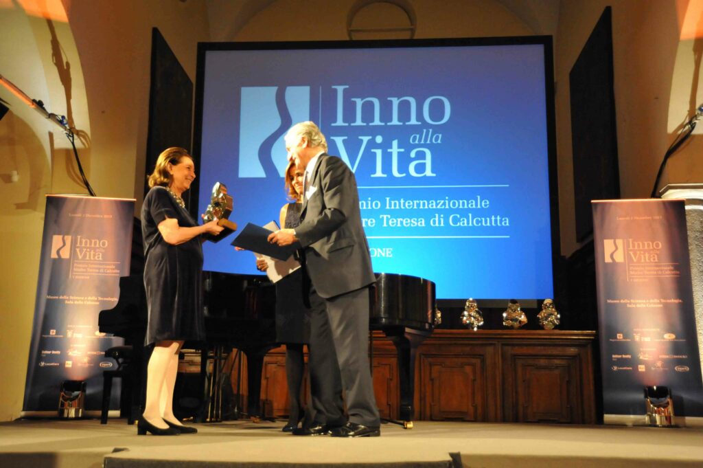 Giuliana Bossi Rocca riceve il Premio da Adriano Teso