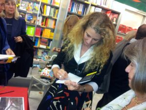 L'autrice Januaria Piromallo firma il suo libro