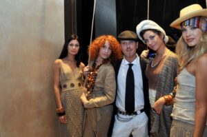 Luca Hettner tra le modelle