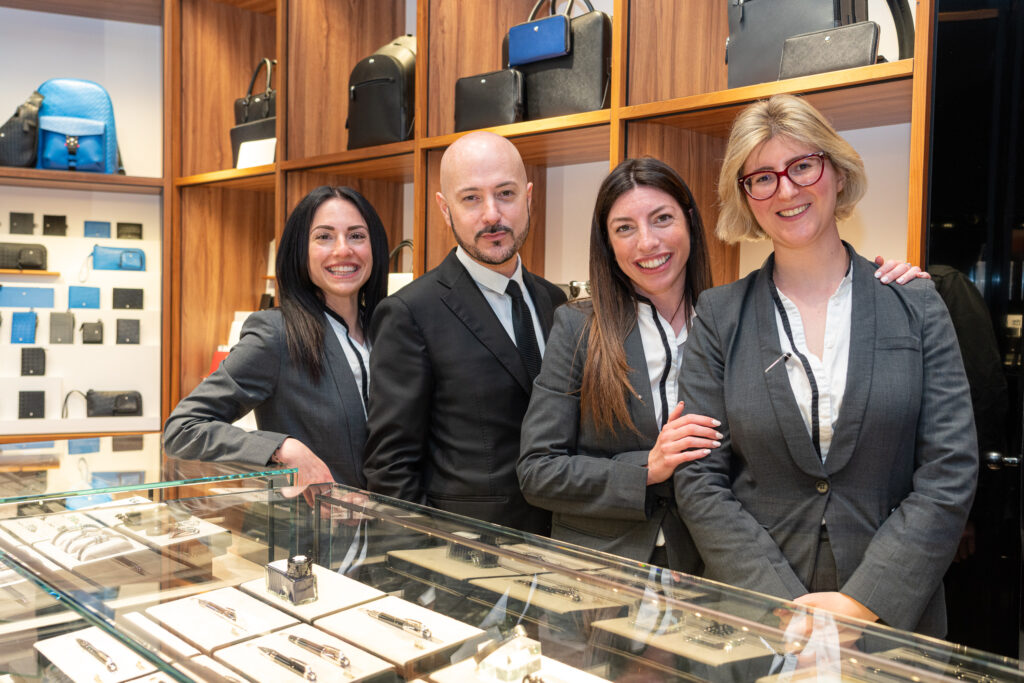 Il Direttore Alessandro Cittareli con lo Staff Montblanc