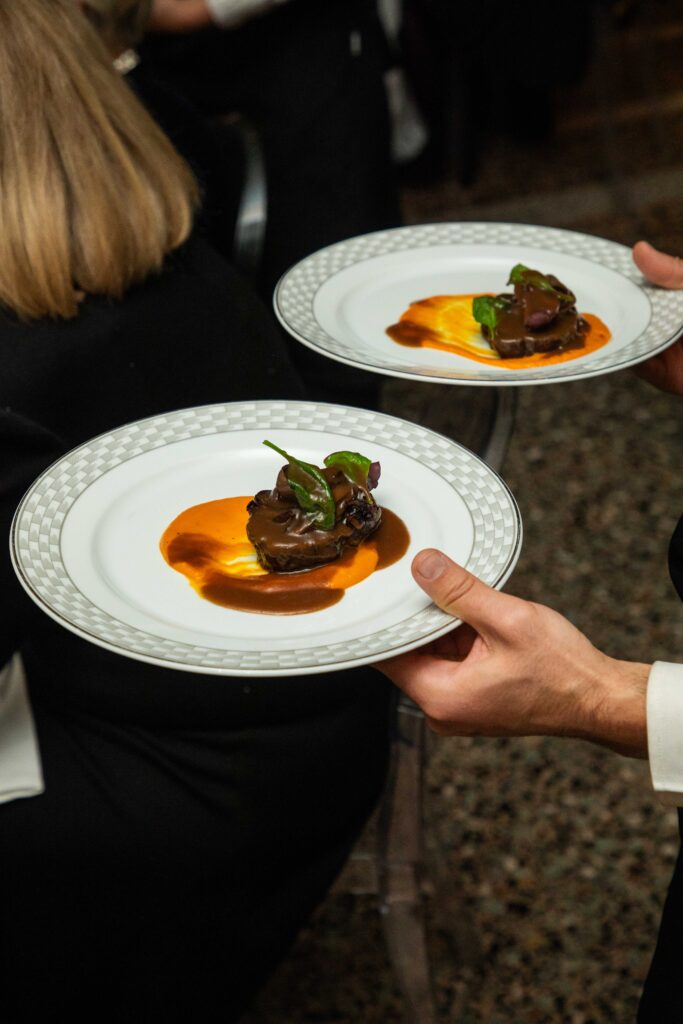 Manzo brasato al vino rosso e cannella con purea di zucca alla salvia